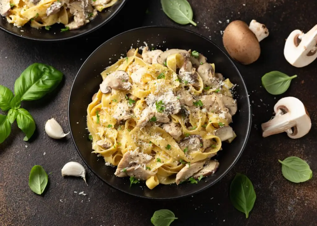 Ingredientes para hacer pasta alfredo 670 gramos de pasta fetuccini o spaghetti 225 gramos de mantequilla 200 gramos de crema entera de leche Sal y pimienta al gusto 1 pizca de ajo en polvo 130 gramos de queso parmesano